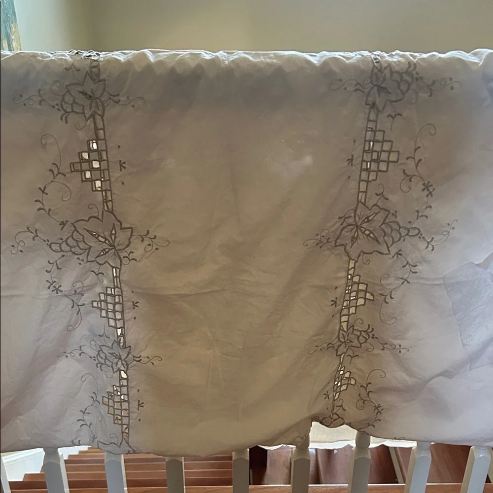 Embroidered Tablecloth and Napkin set